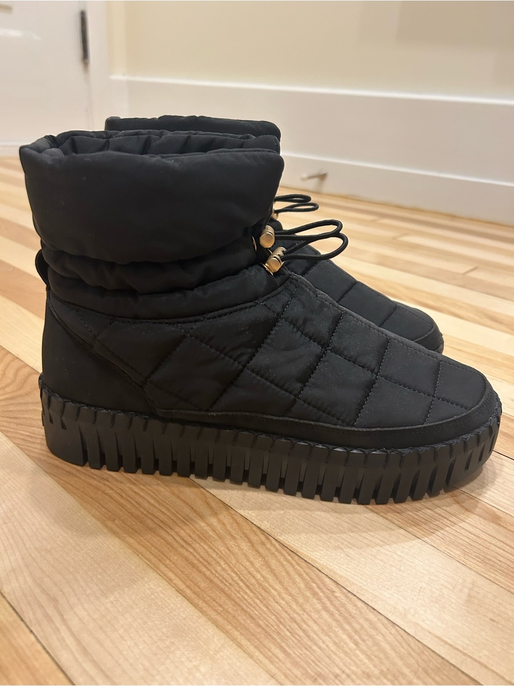 New! Isle Jacobsen Black Quilted Ankle booties - Women's